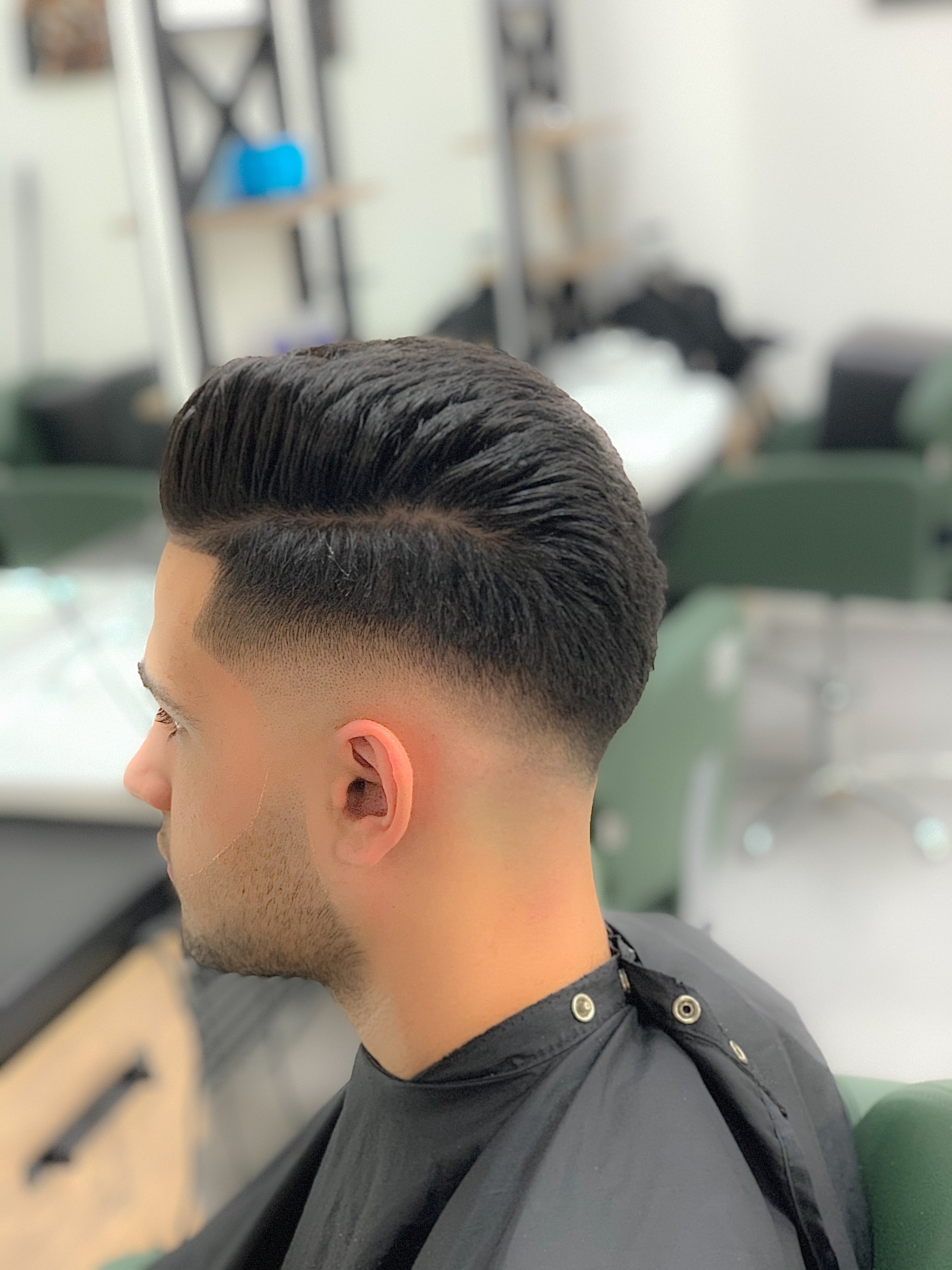 Strakke skin fade, van opzij gezien, in de stoel bij MK47 Barber