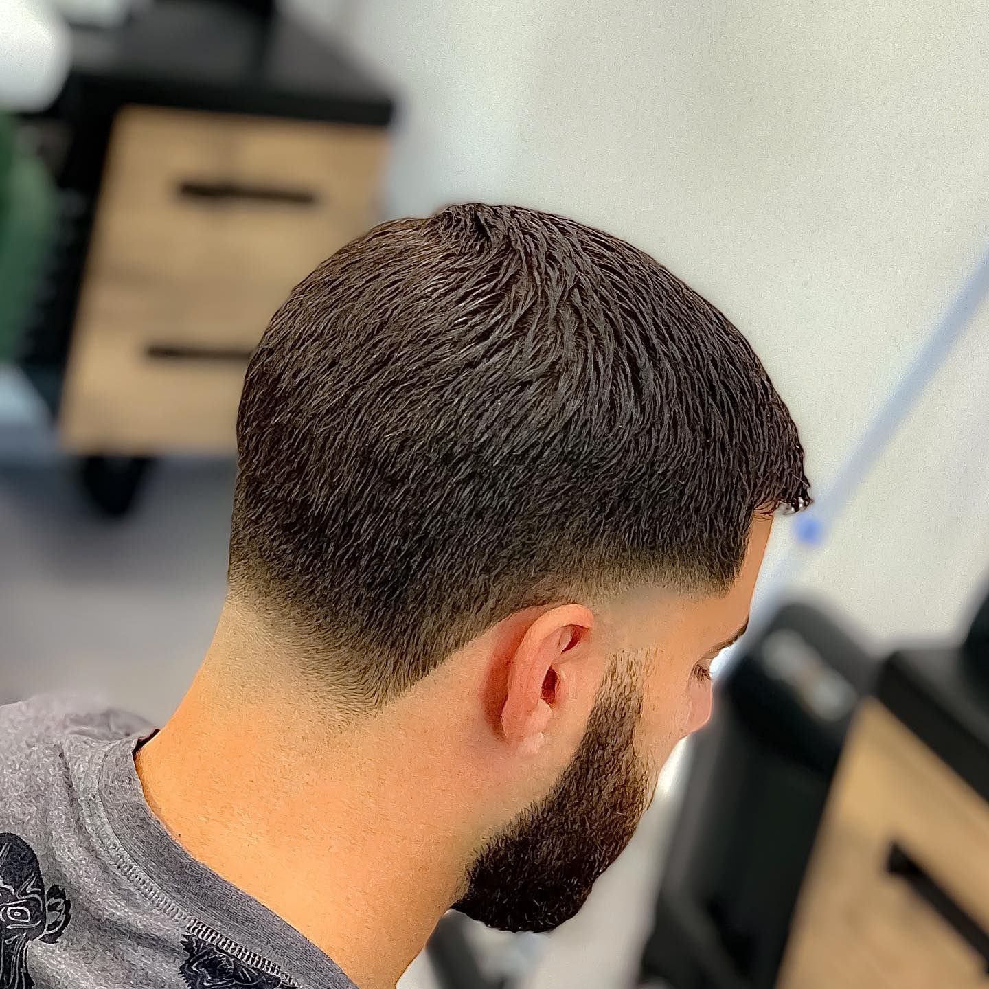 Taper fade in de nek, van achteren gezien